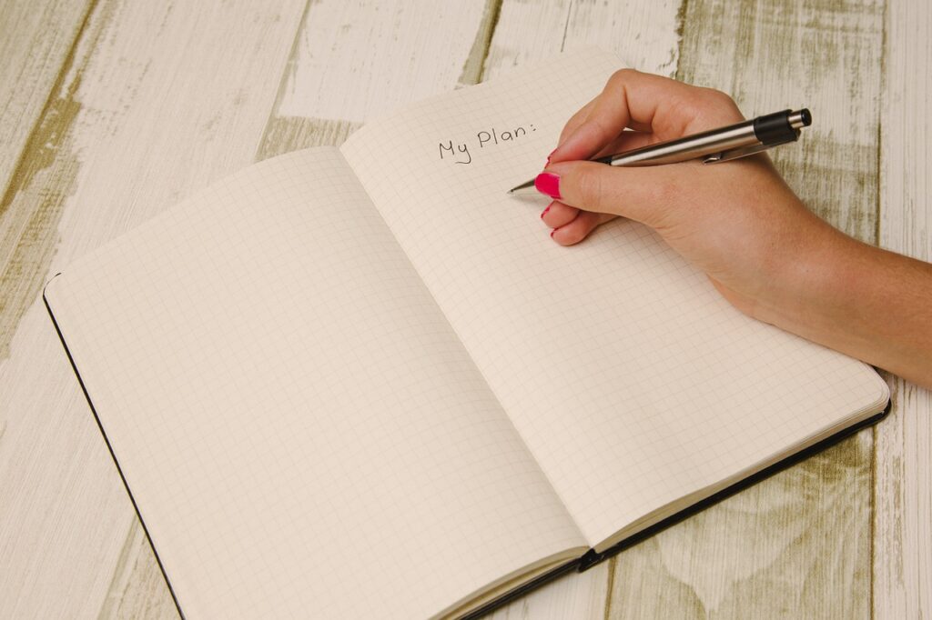 Mujer planificando una historia en una libreta.