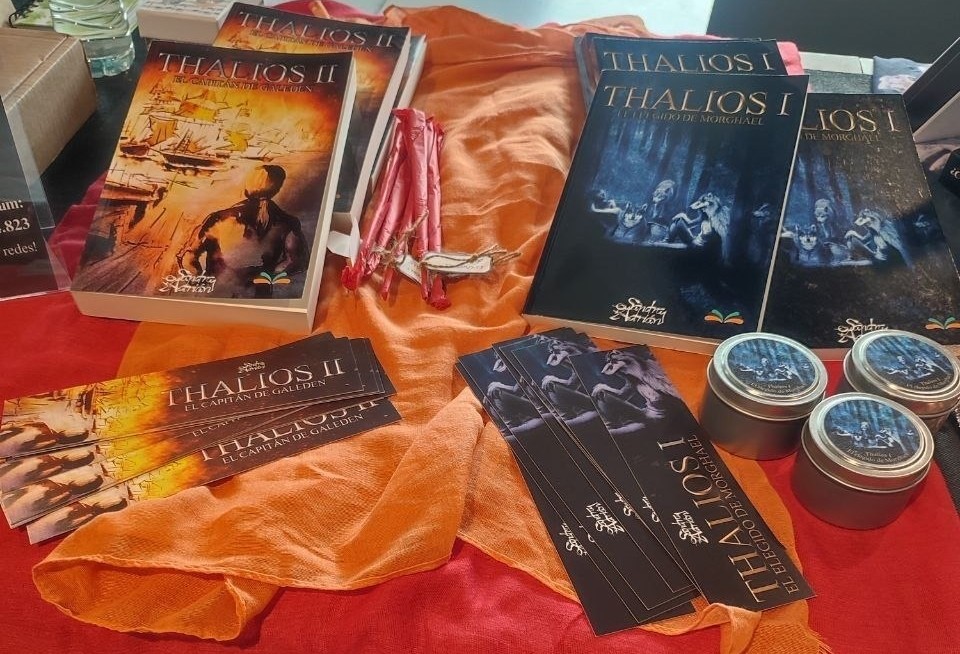 Libros de la saga Thalios con marcapáginas