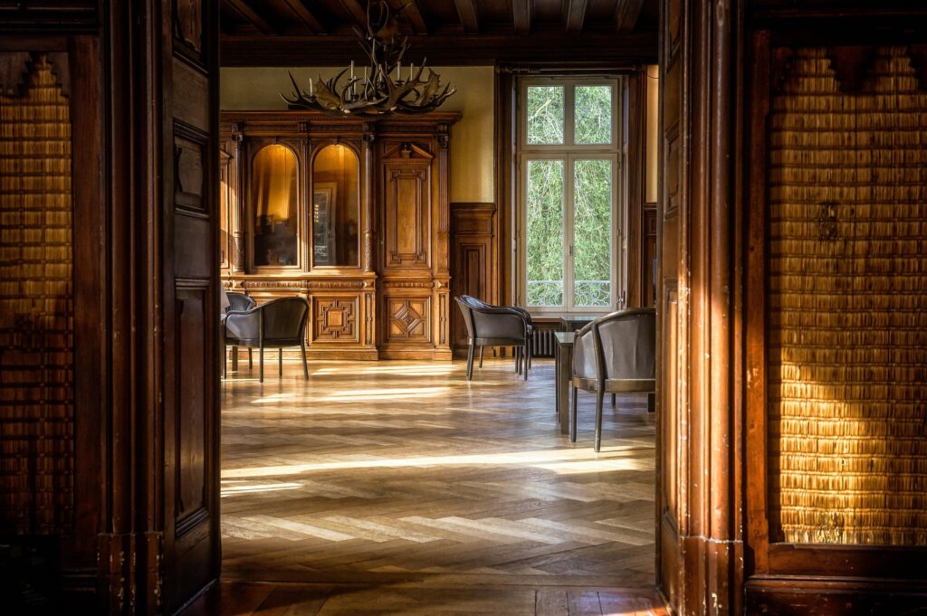 Puerta de madera abierta hacia una sala del Scriptorium