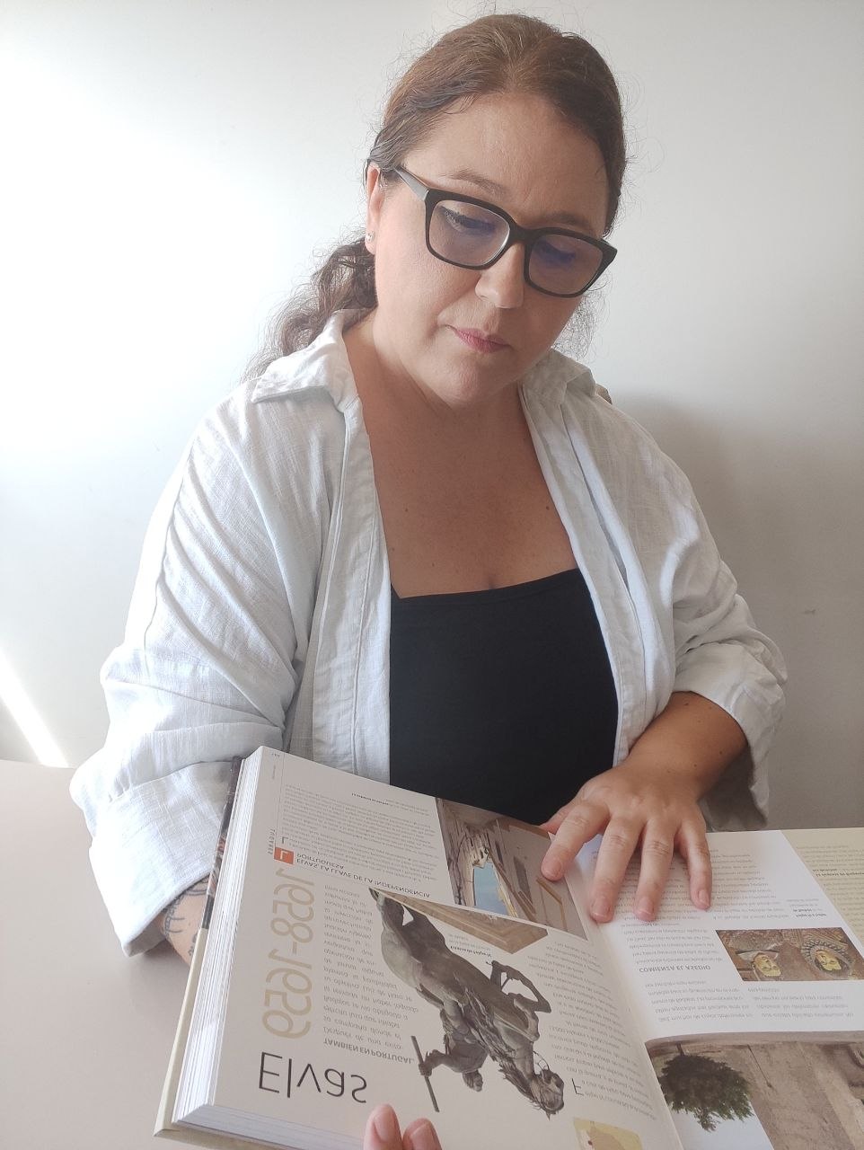 Sandra Adrián leyendo un libro de Historia Medieval